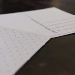 Verbinde auf der "Neues Schaffen"-Postkarte die Punkte miteinander, wie es dir gefällt.