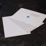 Das Postkarten-Set Kopfpause, Neues Schaffen & Fokus auf das Schöne besteht aus sechs Postkarten.