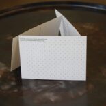 Die Postkarte "Neues Schaffen" hat eine Lieferzeit von zwei bis fünf Werktagen.