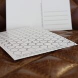 Auf der Postkarte "Kopfpause" kannst Du bis zu 100 Sechsecke ausmalen.