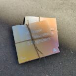 10 Fragen, 60 Sekunden, 1 Augenblick ist ein Heft, das sich für Ehevorbereitungsseminare und Partnerseelsorge eignet.