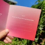 Das Heft 10 Fragen, 60 Sekunden, 1 Augenblick hat ein Wendecover mit unterschiedlichen Fragen.