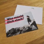 "Was macht Dich stark?"-Postkarte der "geradeda popupkirche" für 4,00 € je 5 Stück im Store von ruach.jetzt.