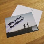 "Wie willst Du lieben?"-Postkarte der "geradeda popupkirche" für 4,00 € je 5 Stück im Store von ruach.jetzt.