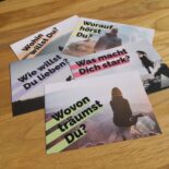 Im Komplett-Set zur Ausleihe "Popupkirche: Wohin geht die Reise?" gibt es fünf Leitfragen zur Orientierung.