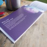 Das farbige und illustrierte Reisetagebuch "an jedem ort auf reisen" soll Dich dabei unterstützen, auch zuhause auf Reisen zu gehen.