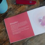 Das Reisetagebuch "an jedem ort auf reisen" hat eine Lieferzeit von 2 bis 5 Werktagen.