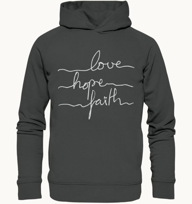 Der Hoodie mit dem Motiv “love hope faith” wurde von Tobias Sauer gestaltet.