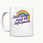 Die glänzende Tasse "Faith Spaces Must Be Safe Spaces" wurde zusammen mit Lisa Quarch gestaltet.