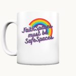 "Faith Spaces Must Be Safe Spaces" als Spruch auf einer matten Teetasse.