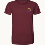 "Faith Spaces Must Be Safe Spaces" als Motiv auf einem roten T-Shirt.