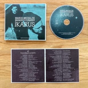 Cover, CD und aufgeklapptes Booklet von "Ikarus" von Marco Michalzik und Manuel Steinhoff mit ganzem Text zu "Traumbildflackern"