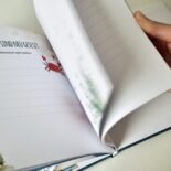 Das Erinnerungsbuch Patenkind Ahoi! Unser Logbuch von Alexandra Haustein hat ein Hardcover und wurde auf Recyclingpapier gedruckt.