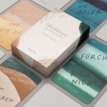 Das Karten-Set "bibelatmen" wurde von Alexandra Haustein konzipiert und von Tiffany Maaßen illustriert.