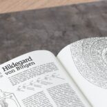 Das Buch Frauen der Theologiegeschichte gehört zum Projekt Was zur Hölle?!.