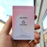 Das "zeit teilen"-Karten-Set beinhaltet Texte von Eva Gutschner und Lisa Quarch.