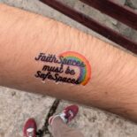 "Faith Spaces Must Be Safe Spaces" von Lisa Quarch als temporäres Tattoo.